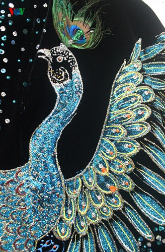 Đặc biệt, phần thân và cánh của công được kết hợp bởi ngọc trai, pha lê cao cấp cùng cườm, vỹ.