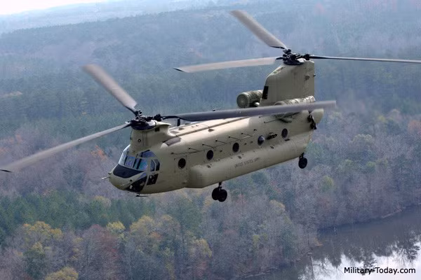CH-47 là một trong những trực thăng có thời gian sử dụng lâu nhất thế giới. Quân đội Mỹ đưa máy bay này vào sử dụng từ năm 1962. Dự kiến, CH-47 sẽ phục vụ đến năm 2060. Trực thăng có thể chở theo 44 hành khách hoặc 10,3 tấn hàng.