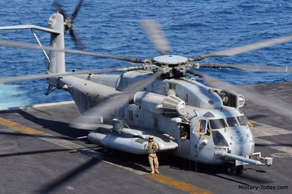 CH-53E Super Stallion, sản phẩm của tập đoàn Sikorsky xếp thứ 2 trong danh sách trực thăng vận tải nặng nhất thế giới theo đánh giá của Military Today. Nó là trực thăng lớn nhất của khối quân sự Hiệp ước Bắc Đại Tây Dương (NATO). Máy bay có thể chở theo 35 binh lính với cấu hình tiêu chuẩn và mức tối đa lên tới 55 người. CH-53 có khả năng 13,6 tấn hàng hóa.