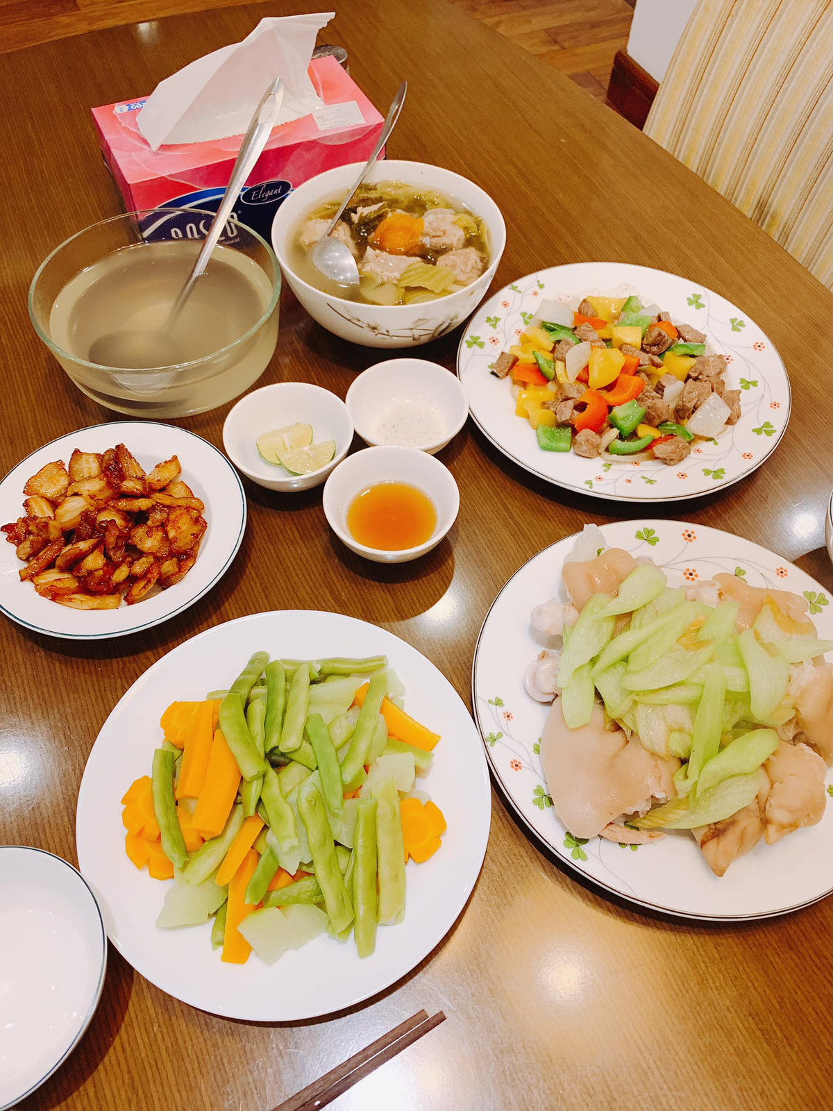 Cô nhận định, món ăn ngon không chỉ xuất phát từ nguyên liệu hay cách chế biến. Chính “gia vị” tình cảm người phụ nữ nêm vào mới thực sự khiến món ăn trở nên đậm đà. Đây cũng được xem là bí quyết giữ lửa hạnh phúc của “cô gái thời tiết” với chồng đại gia.