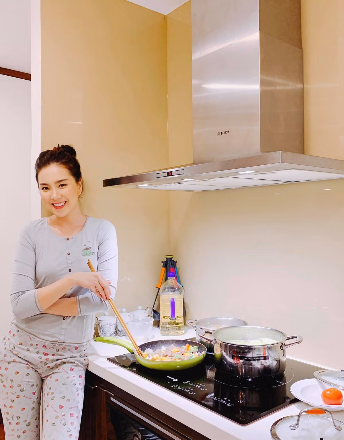 Trong những bữa cơm tự nấu, Mai Ngọc thành thật cho biết có sự hỗ trợ của người giúp việc. Tuy nhiên không ít lần người giúp việc về quê, mình cô vẫn dễ dàng cân tất tật chuyện bếp núc trong nhà.