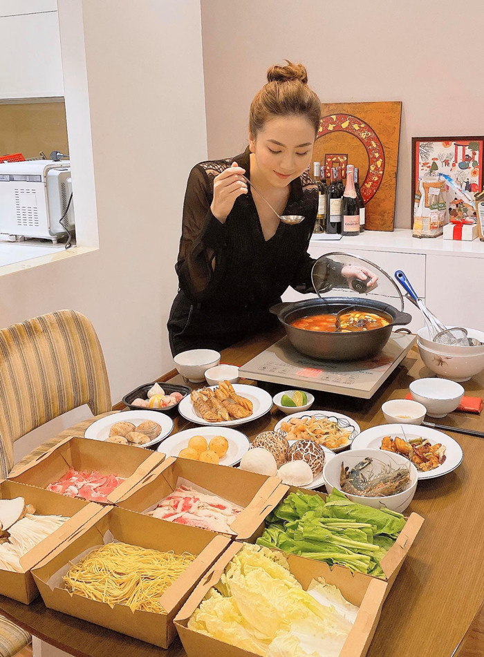 Không ít lần người hâm mộ thích thú thốt lên: “Cơm nhà nấu vội sau khi đi làm về mà như bữa tiệc thế này á?”, “ nhìn ngon và hấp dẫn quá đi”.