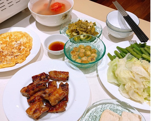 Dù lăn xả hết mình với công việc song không vì thế mà cô bỏ bê chuyện bếp núc. Trên trang mạng xã hội facebook, mỹ nhân xinh nhất VTV thường xuyên chia sẻ hình ảnh những món ngon tự nấu đãi chồng.