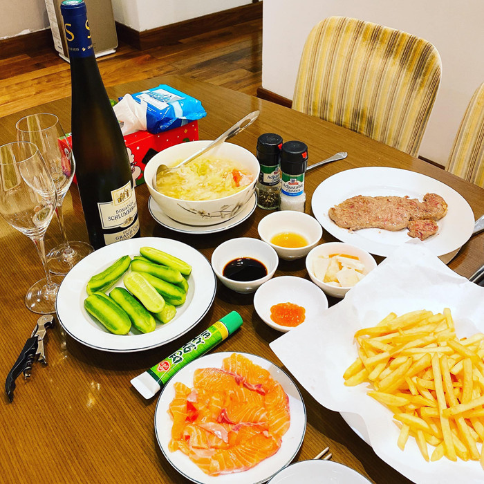 Ngoài trình bày đẹp mắt, mâm cơm nhà MC Mai Ngọc khiến người khác xuýt xoa bởi luôn đầy đủ dưỡng chất. Nhìn chung, mâm cơm nhà Mai Ngọc thường xuất hiện món canh, xào, kho, chiên và nướng.