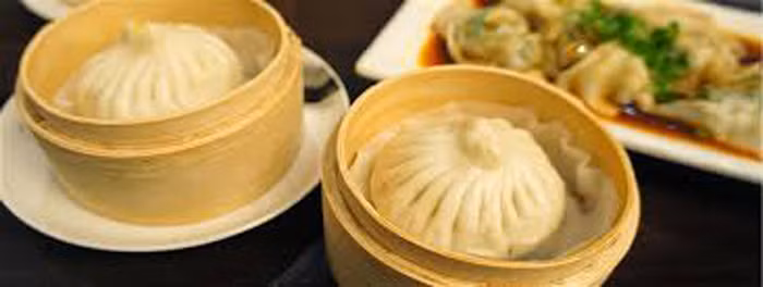 Khâu làm vỏ bánh khá kỳ công. Bột mỳ cần được lên men sau khi nhào kỹ và để nghỉ một thời gian thích hợp. Tiếp đó, Cẩu Tử cán mỏng thành những hình tròn có đường kính 8,5cm rồi cho nhân vào và gói lại. Trong khi gói, anh liên tục dùng ngón tay nhào nặn tỉ mỉ và dùng lực tạo thành 18 nếp gấp đều nhau, đẹp tựa bông hoa cúc trắng, cuối cùng cho vào xửng hấp chín.