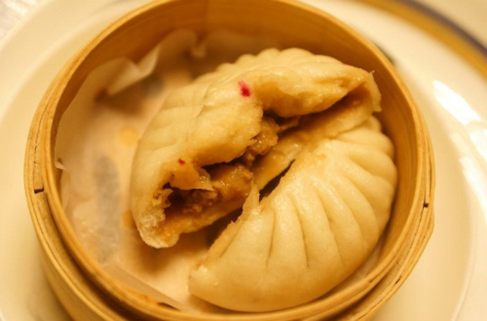 Sự khác biết của bánh bao Cẩu Bất Lý đặc biệt ở chỗ, anh dùng thịt lợn được chế biến theo tỷ lệ 3 nạc – 7 mỡ cùng lượng nước phù hợp hầm cùng xương sườn, dạ dày trong nhiều giờ liền làm nước sốt.