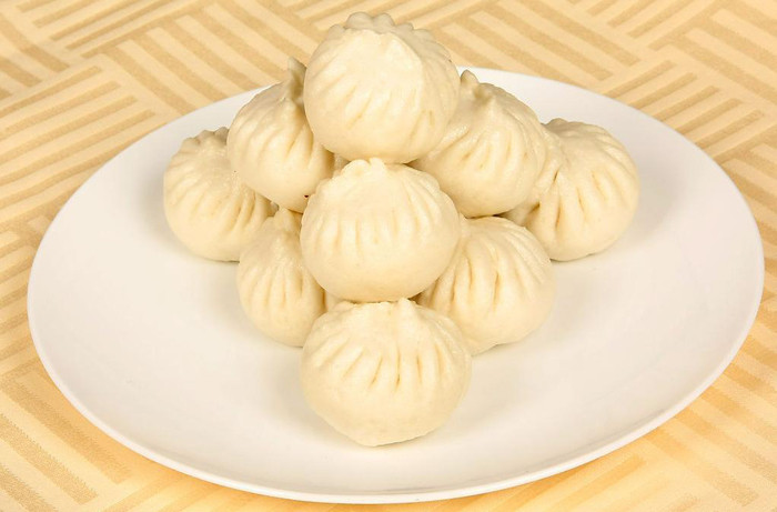 Người tới ăn bánh bao ngày một đông khiến cho Cẩu Tử phải làm việc luôn chân tay, bận tới nỗi không thể nói chuyện tiếp khách được. Vì vậy, mọi người trêu anh là "Cẩu Tử mải bán bánh bao, chằng thèm quan tâm đến khách hàng", rồi quen miệng gọi tắt là Cẩu Bất Lý.