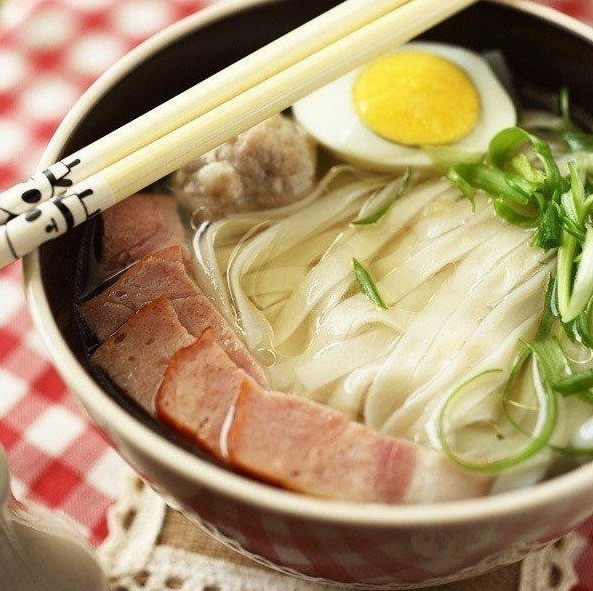 Mì kho Hà Nam. Được mệnh danh là “món ngon thiên cổ” tại đất nước tỷ dân khi có lịch sử lên tới 4000 năm. Nó được xem là món ăn dân dã ai cũng có thể thưởng thức với thành phần chính gồm mì, thịt, rau và nước dùng. Không chỉ thơm ngon “được lòng” thực khách, mì được làm từ nguyên liệu chứa hàm lượng gluten dồi dào khiến món ăn mang lại giá trị dinh dưỡng cao.