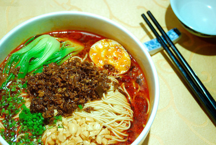 Mì kéo Lan Châu. Dù có mặt ở nhiều nơi song món Mì kéo Lan Châu được bán ở Tây An luôn có một sức hấp dẫn kì lạ. Loại mì này được kéo bằng tay, dày và dai. Món ăn khi thưởng thức sẽ được chan nước dùng, thêm ớt và dầu mè. Không chỉ ngon mà được chứng kiến cảnh kéo mì trong lúc chờ ăn cũng rất thú vị.