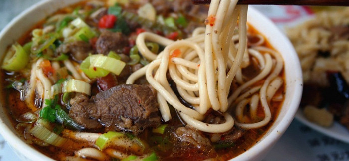 Mì thịt dê. Nhiều người cho rằng món mì thịt dê có hương vị mạnh do thành phần thịt dê. Mỗi bát mì là sự kết hợp tuyệt vời của những sợi mì giòn dai cùng phần nước súp thịt béo, ngọt và thơm. Nhiều người còn tin rằng, thưởng thức các món từ thịt dê không chỉ bổ dưỡng mà còn cực tốt cho chuyện chăn gối. Có lẽ vì lý do này mà mì thịt dê càng ngày càng được ưa chuộng.