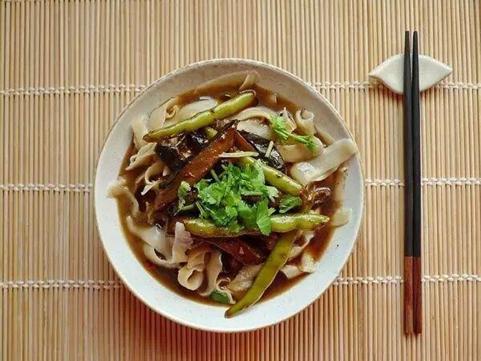 Mì cắt khúc Sơn Tây. Giống như tên gọi, quá trình chế biến người ta sẽ dùng dao để cắt mì thành từng khúc. Khi thành phẩm, mì có hình lá liễu, trong mềm không dính, càng nhai càng cảm nhận được vị thơm ngọt. Nước dùng được hầm từ ruột cừu, trứng cùng các loại nấm. Để tăng thêm hương vị món ăn, thực khách có thể ăn kèm với rau thơm, cà chua hoặc thịt chiên.