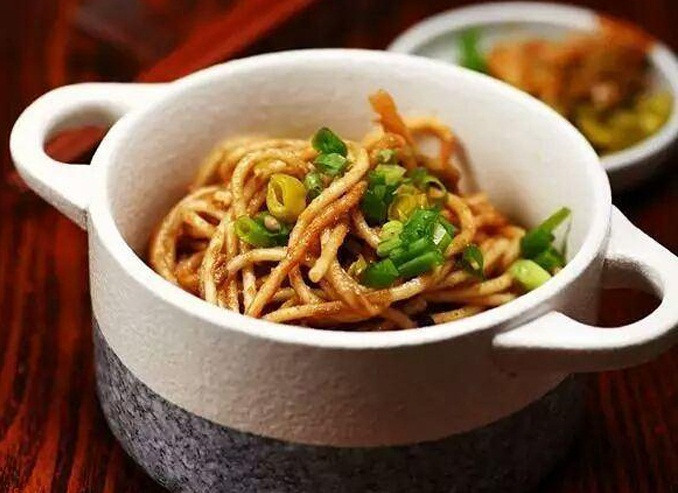 Mì khô Vũ Hán. Cùng với mì kho Hà Nam, mì cắt Sơn Tây, mì Đan Đan Tứ Xuyên, mì khô Vũ Hán được mệnh danh là “tứ đại đệ nhất mì” ở Trung Quốc. Đặc sản mì khô Vũ Hán có sợi khô mảnh, ăn chắc, màu vàng cánh gián. Mì thường ăn kèm với dưa chua ngũ vị, dầu mè cùng các loại rau thơm. Không chỉ nổi tiếng thơm ngon khắp vùng ở Trung Quốc, mì khô Vũ Hán còn vươn xa khỏi lãnh thổ, trở thành món ăn được yêu thích bởi thực khách trên thế giới.