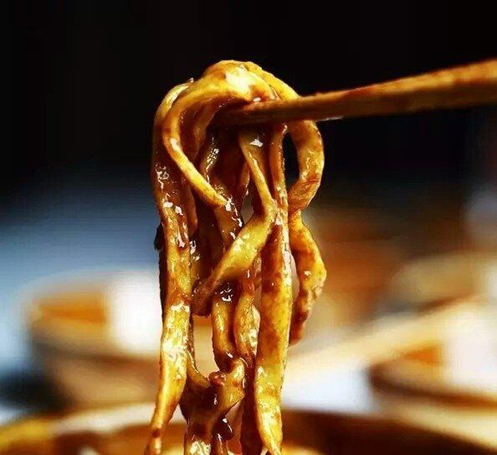 Mì xào tương Bắc Kinh. Ngoài hương vị thơm ngon ăn một lần nhớ mãi, đặc sản Trung Quốc mì xào Bắc Kinh còn rất giàu vitamin B12, protein và các dưỡng chất cần thiết cho cơ thể mỗi ngày. Điểm trừ của món mì này là chúng dùng quá nhiều thịt lợn nên dễ gây cảm giác ngấy mỡ. Thực khách thường kết hợp ăn nhiều dưa leo, củ cải bào sợi để món ăn trở nên thanh đạm hơn.