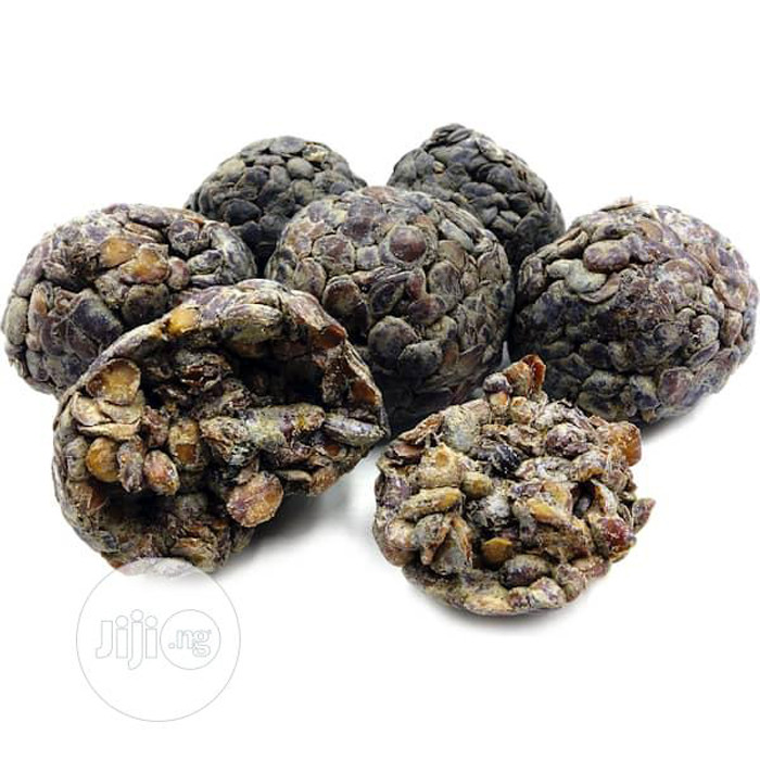 Iru được bày bán dưới dạng sấy khô vo thành bánh hoặc để “tươi”. So sánh hai loại này, người dân Nigeria cho rằng loại Iru sấy khô có mùi hôi “bớt ám ảnh” hơn so với loại tươi. Tuy nhiên, mùi vị của nó sẽ được khôi phục khá nhiều nếu như được chiên trong chảo ngập dầu ăn.