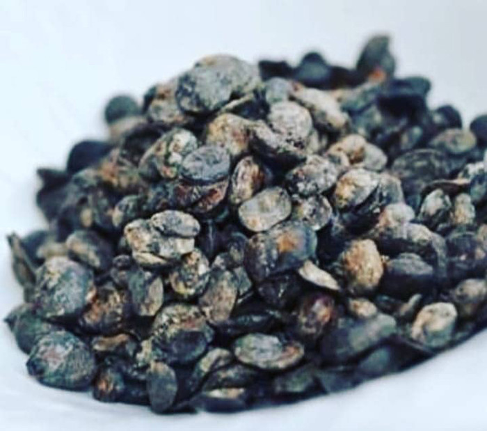 Trường hợp sợ mất mùi đặc trưng, Iru sẽ được bảo quản trong lớp lá moi – một loại lá có hình dạng tương tự như lá chuối.