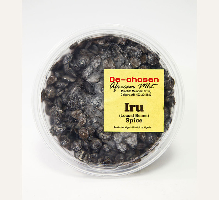 Iru có hương vị cay nồng, mùi nồng nặc như là tất thối để lâu ngày. Mùi hương khó chịu này bắt nguồn từ chất tannin hình thành trong quá trình lên men đậu.