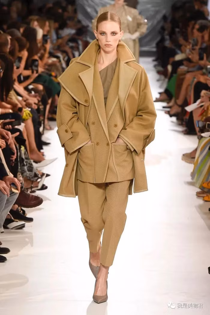 Nhờ “thế mạnh” trên, nhiều nhà thiết kế bắt trend thời trang lựa chọn gam màu đất làm gam màu chủ đạo cho các sáng tạo trên các sàn diễn lớn.