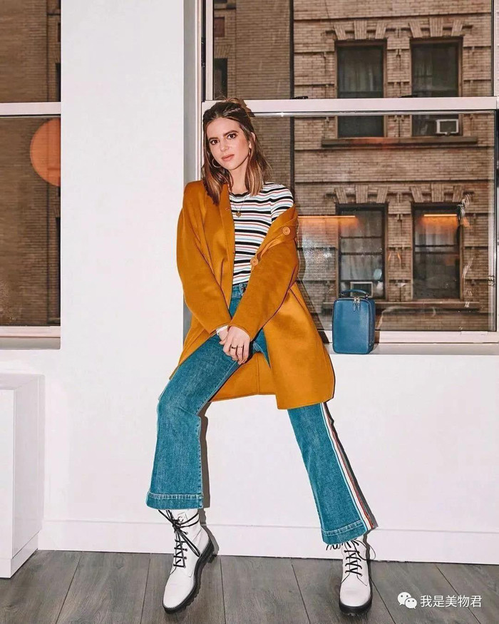 Đặc biệt, màu lá phong tạo cơn sốt thời trang đối với phụ nữ Nhật. Bạn sẽ trở nên vô cùng thanh lịch khi kết hợp áo sơ mi voan đỏ màu lá phong với quần âu cạp cao màu nâu sẫm.