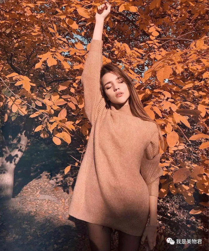 Để không bị “lạc mốt”, bắt kịp trend thời trang áo len, áo khoác dạ dài màu nâu camel được khuyên nên bổ sung vào tủ đồ các quý cô sành mặc.