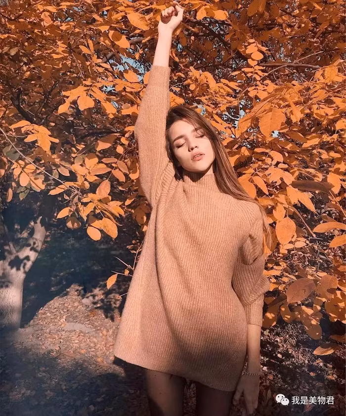 Để không bị “lạc mốt”, bắt kịp trend thời trang áo len, áo khoác dạ dài màu nâu camel được khuyên nên bổ sung vào tủ đồ các quý cô sành mặc.