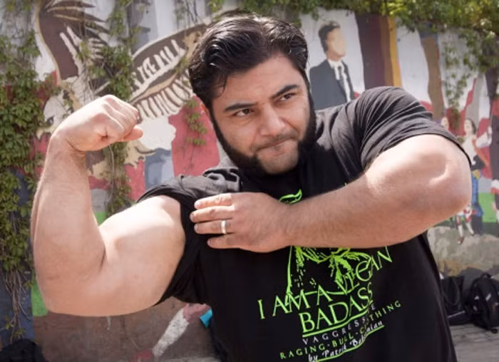 Nếu cho rằng đồ ăn từ thực vật chỉ nhằm mục đích giảm cân, bạn sẽ thay đổi suy nghĩ khi chiêm ngưỡng thân hình vạm vỡ của Patrik Baboumian. Không chỉ gây ấn tượng mạnh với vẻ ngoài “đô con”, Patrik Baboumian còn chứng minh thực lực khi giành danh hiệu Người đàn ông khỏe nhất nước Đức năm 2011.