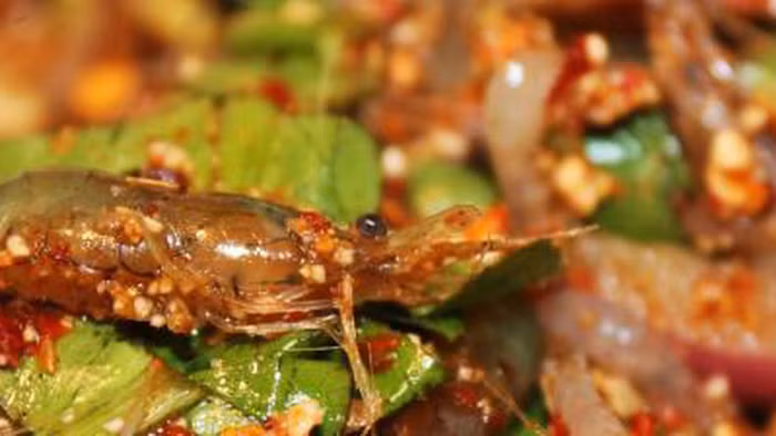 Goong ten được bán ngay trên vỉa hè hoặc các khu chợ cóc – rất ít khi có mặt trong thực đơn các nhà hàng sang trọng. Hương vị gỏi có thể khác biệt đôi chút theo vùng miền. Giá một hộp gỏi tép khoảng 30 baht (khoảng 22.000 đồng).