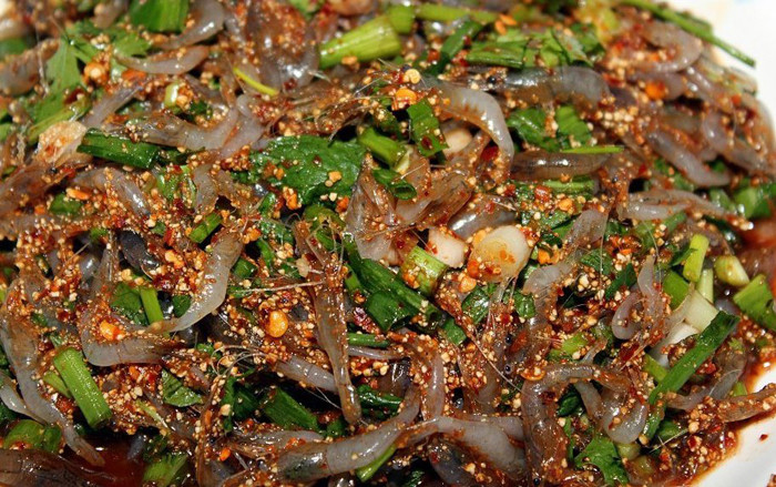 Goong ten được khen ngon hết nấc khi thưởng thức ngay khi mới trộn. Ngay cả khi ngấm thì gia vị chua cay chưa thể hạ gục đám tép trong nồi. Trái lại, chúng còn phản ứng mãnh liệt hơn bằng cách nhảy nhót, “khiêu vũ” nhiệt tình. Chính điều này khiến không ít thực khách ái ngại.