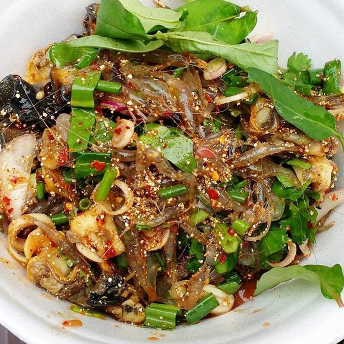 Thậm chí, có nơi “chiều” khách đến mức cho thực khách chứng kiến toàn bộ quá trình chế biến từ khâu vớt tép tươi, cho vào nồi rồi tự tay lắc đều cho tới khi nguyên liệu ngấm gia vị.