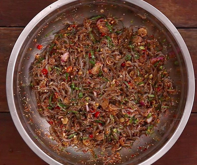 Những người từng thưởng thức goong ten cho biết, thoạt nhìn món gỏi khá đáng sợ. Nhưng do tép tươi nên khi ăn có vị ngọt như tan chảy trong miệng. Đặc biệt, vị ngọt thanh của tép hòa với các gia vị chua, cay, mặn nên rất vừa ăn chứ không hề ghê sợ như nhiều người vẫn tưởng.