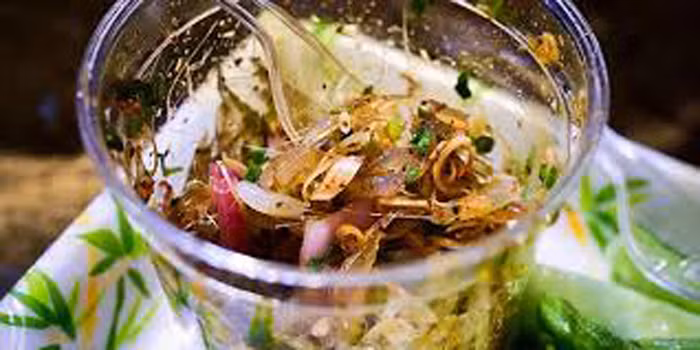 Người làm phải đảo sốt thật nhanh tay, để tép còn tươi. Vị chua cay của nước sốt khiến lũ tép nhảy loạn xạ khỏi bát trộn. Để ngăn tép nhảy ra ngoài, người bán hàng có thể phải che miệng bát bằng túi nilon.