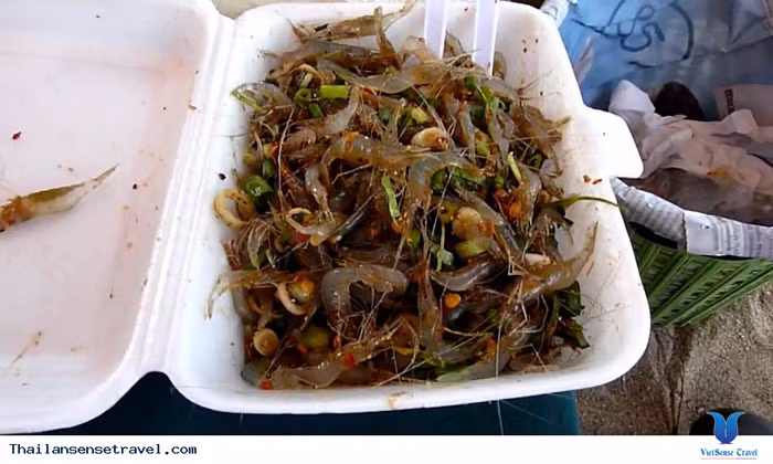 Điểm nhấn của món ăn biết “khiêu vũ” so với các món gỏi khác là đầu bếp tận dụng những con tép tươi sống không qua bất kỳ công đoạn nấu nướng hay trần qua nước sôi nào. Tức là tép chỉ được rửa sạch, cho vào đĩa trong khi vẫn còn nhảy cực sung.