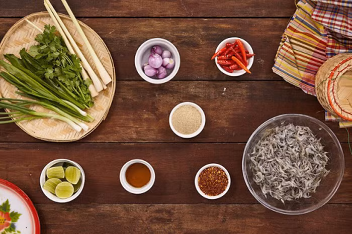 Ở món ăn biết “khiêu vũ” này, cách chế biến và thưởng thức không quá cầu kỳ. Thành phần chính chỉ cần một ít tép sống, rau thơm, thính, khá nhiều ớt khô nhuyễn, nước mắm và nhất là một ít nước cốt chanh.