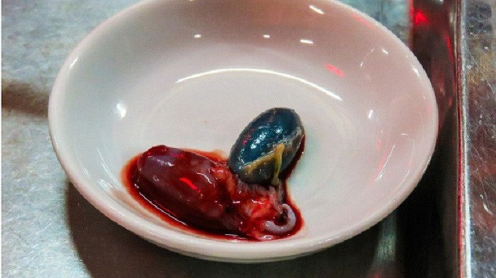 Phần "bổ" nhất của rắn là quả tim và bào thai rắn. Rắn được cắt tiết tươi, mổ lấy tim rắn còn đập phập phồng thả vào rượu uống hoặc nuốt chửng. Món ăn kinh dị này được cho là vừa giúp cơ bắp khỏe mạnh, vừa tăng cường sinh lực và cải thiện đời sống thầm kín.