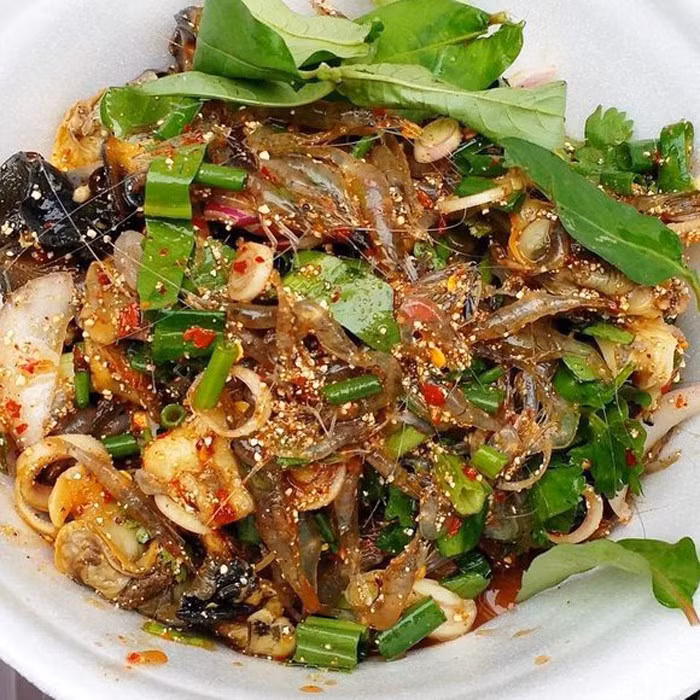 Đáng nói, tép “khiêu vũ” không qua bất kỳ công đoạn nấu nướng nào. Đôi khi nó được xem là tàn nhẫn khi “ăn tươi nuốt sống” con vật bé nhỏ đang bấn loạn, đau đớn nhảy nhót điên cuồng vì bị ướp với loạt gia vị vừa cay vừa mặn.