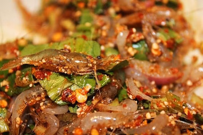 Tép “khiêu vũ”. Là món gỏi đường phố quen thuộc của Thái Lan song công thức món tép nhảy dễ dàng được “copy” nhờ nguyên liệu dễ tìm, chế biến không quá công phu.