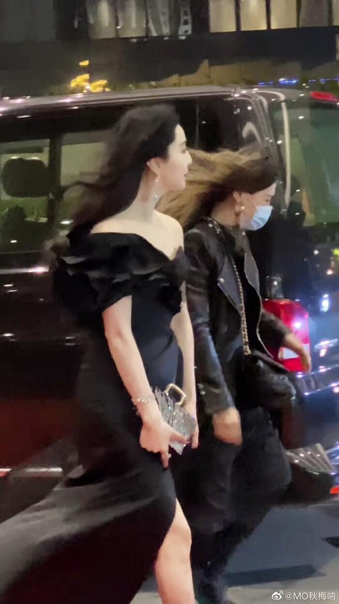 Các phụ kiện đi kèm như hoa tai, vòng tay, clutch đen ánh kim được chú trọng đầu tư, tạo nên tổng thể quý phái, không hề mang lại cảm giác cồng kềnh.