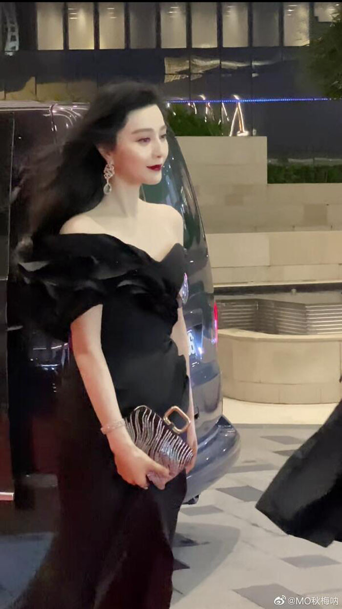 Khoác lên mình bộ đồ đen, Phạm Băng Băng lên đồ đỉnh cao tế khi kẻ mắt ton sur ton với trang phục. Giống như những lần đi sự kiện trước, người đẹp sử dụng lông mi giả cong vút cùng đường kẻ eyeline để tạo chiều sâu cho đôi mắt.