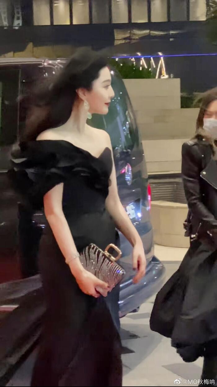 Đôi môi được trang điểm kĩ lưỡng với màu son đỏ rượu làm nổi bật làn da trắng sứ, chiếc mũi thanh tú, đôi mắt to tròn cùng thần thái sang chảnh.