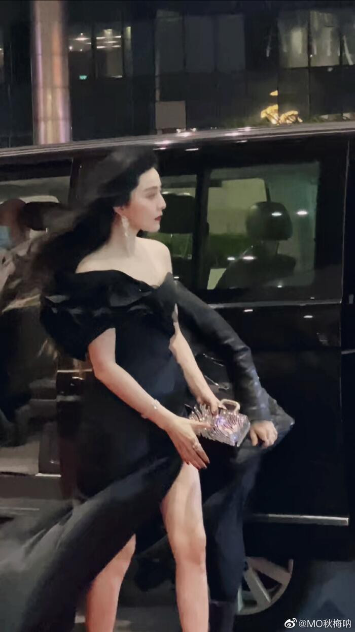 Thời gian gần đây, người đẹp họ Phạm xuất hiện tuần suất ngày càng dày hơn sau scandal trốn thuế. Mỹ nhân sinh năm 1981 sắp thoát lệnh cấm sóng vào năm 2021.