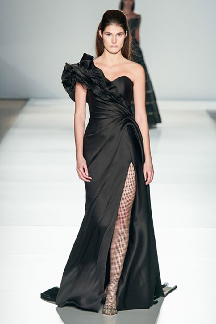 Tại sự kiện lần này, nàng “Võ Mị Nương” chọn cho mình chiếc váy dạ hội đen cúp ngực nằm trong bộ sưu tập Mùa xuân Ralph &amp; Russo 2020. Thiết kế làm nổi bật bờ vai thon thả quyến rũ, hút ánh nhìn.