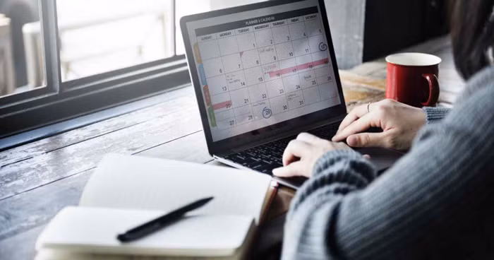 Quy tắc 20-20-20. Làm việc, tiếp xúc thường xuyên với màn hình kỹ thuật số hay máy tính sẽ gây ra tình trạng mệt mỏi, khô mắt. Đặc biệt màn hình các thiết bị kỹ thuật số rất hại, tiếp xúc quá nhiều có thể dẫn đến tình trạng suy giảm thị lực.