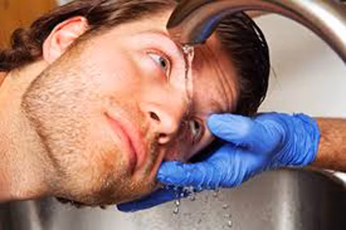 Không rửa mắt trực tiếp dưới vòi nước máy. Mắt là cơ quan vô cùng nhạy cảm. Rửa mắt trực tiếp dưới vòi nước máy khiến các loại rệp, acanthamoeba có thể thâm nhập vào mắt, gây nên các bệnh không mong muốn về mắt.