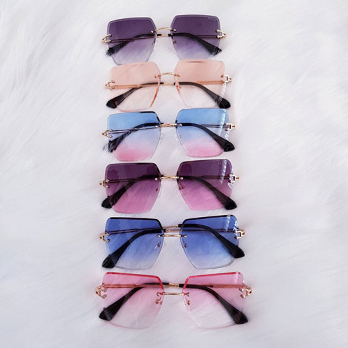 Không mua kính trực tuyến. Đây được xem là mẹo chăm sóc mắt cần chú ý nhất. Dù kính thời trang hay kính thuốc, bạn nên đi khám để được tư vấn loại kính phù hợp nhất. Chưa kể, mua kính trực tuyến khiến các thông số kỹ thuật không chuẩn thị lực, đeo lâu ngày dẫn đến đau đầu, buồn nôn, ngày càng mệt mỏi.