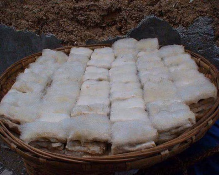 Dù lông lá không hề bắt mắt song nó được xem là món ngon mang tính bước ngoặt. Sau quá trình ủ, những miếng đậu phụ sẽ được bao phủ bởi một lớp lông trắng, hương vị của nó ngang ngửa với đậu phụ thối nhưng có vị đặc biệt hơn hẳn.