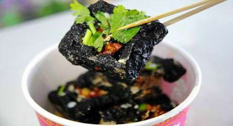 Bí quyết của các cửa tiệm đậu hũ thối nổi tiếng là chọn đậu nành thật tốt, làm ra thứ đậu hũ mềm, mịn tuyệt hảo, ủ với nước cốt được chế biến từ măng tre, nấm đen… trong sáu tháng, rồi vớt ra để ngoài không khí trong sáu giờ (nếu vào mùa hè) và hai ngày (nếu vào mùa đông) cho tới khi đậu hũ nổi mốc và chuyển thành màu xám.