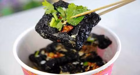 Bí quyết của các cửa tiệm đậu hũ thối nổi tiếng là chọn đậu nành thật tốt, làm ra thứ đậu hũ mềm, mịn tuyệt hảo, ủ với nước cốt được chế biến từ măng tre, nấm đen… trong sáu tháng, rồi vớt ra để ngoài không khí trong sáu giờ (nếu vào mùa hè) và hai ngày (nếu vào mùa đông) cho tới khi đậu hũ nổi mốc và chuyển thành màu xám.