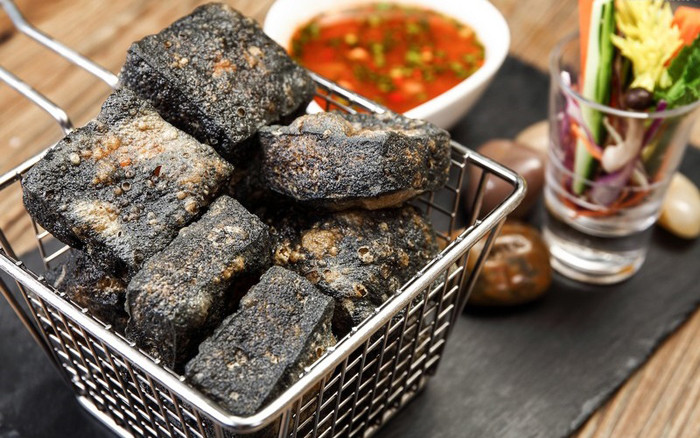 Ngoài món tận cùng tàn ác Doju Tofu, đậu phụ thối Trung Quốc khiến những người thường xuyên sử dụng đậu phụ trong bữa ăn hàng ngày bất ngờ không kém. Đúng như tên gọi, đậu phụ có mùi rất nặng do được lên men trong thời gian dài.