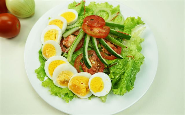 Salad trứng. Trứng, cà chua, hành tây, dưa leo, xà lách, dầu ô liu... đều là những nguyên liệu dễ tìm trong mùa thu. Nói về tác dụng giảm cân, đẹp da món salad này thì trứng được xem là nguyên liệu chủ đạo. Ở đó lòng trắng trứng giúp thỏa mãn cơn đói, trong khi lòng đỏ là nguồn cung cấp chất dinh dưỡng, chất béo lành mạnh choline. Nó hoạt động bằng cách ức chế leptin - hormone đói gây ra cảm giác thèm ăn ngay cả sau bữa ăn.