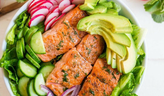 Salad cá hồi, bơ. Salad không đồng nghĩa với việc thưởng thức đồ thuần chay. Bạn có thể kết hợp cá hồi và bơ làm nên món vừa thỏa mãn sở thích thưởng thức thịt động vật mà vẫn đảm bảo giữ dáng, mướt da.