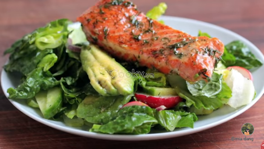 Trong khi đó, bơ chứa thành phần vitamin A, E, C, B, K…các axit amin, các khoáng chất như kali, photpho... rất tốt cho việc làm đẹp. Mang lại tác dụng tái tạo và giữ ẩm, giúp da được mịn màng căng bóng, giảm hẳn tình trạng da bị khô ráp, bong tróc và sần sùi.